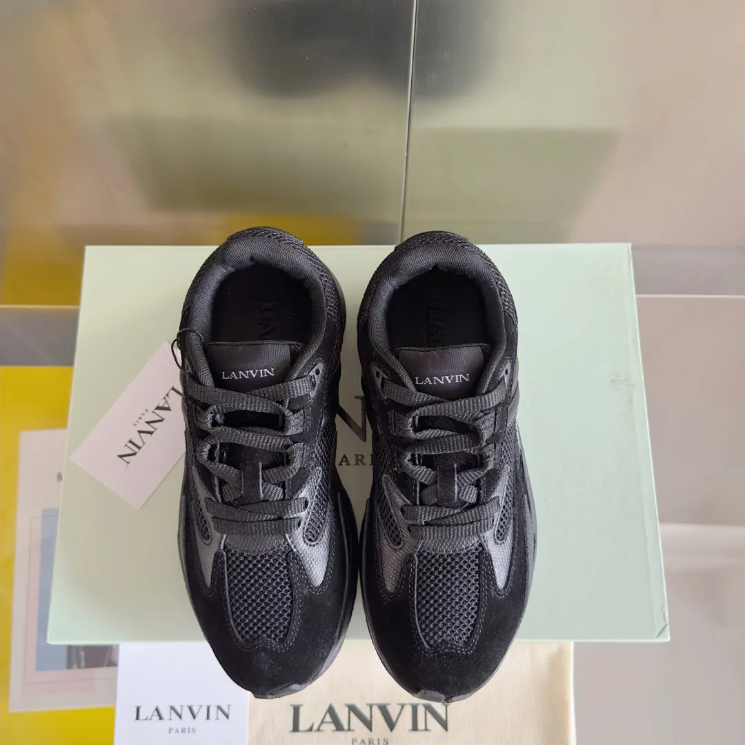 Top version: Couple model 290 Lanvin Lanvin's latest Jla series Couple model Mesh Thick sole Casual sports shoes Running shoes Original purchase, development and production This men's and women's sports shoes are light and comfortable, and the mesh design makes the uppers lighter. They are not afraid of stuffy feet, and the shoes look fashionable when paired with skirts and trousers. The upper is decorated with LANVIN's classic •J logo. The curved lines pay tribute to the circular element of the LANVIN logo, showing the brand's ingenuity. This shoe combines sports, fashion and craftsmanship. The delivery counter has exquisite packaging 🛍📦 ▪️ Fabric: Original customized mesh + cowhide ▪️ Lining: Original imported breathable mesh ▪️ Sole: Exclusive molded foam + TPU material ▪️ Bottom thickness: 4CM ▪️ Size: Women's 35-41 / Men's 39-45